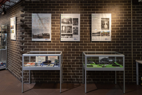 Impressionen aus der Ausstellung "Loks und Leute" 2 Vitrinen und 3 Plakate in der Ausstellung "Loks und Leute"