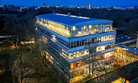 Bereichsbibliothek Raumplanung im GB 1 Campus Süd, beleuchtet (Drohnenfoto)