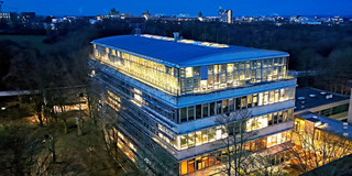 Bereichsbibliothek Raumplanung im GB 1 Campus Süd, beleuchtet (Drohnenfoto)