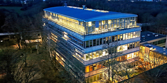 Bereichsbibliothek Raumplanung im GB 1 Campus Süd, beleuchtet (Drohnenfoto)