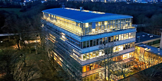 Bereichsbibliothek Raumplanung im GB 1 Campus Süd, beleuchtet (Drohnenfoto)