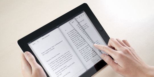 Frau liest Shakespeare auf einem Tablet