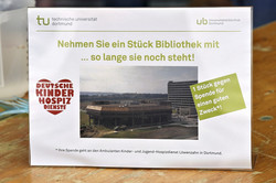 Schild "Nehmen Sie ein Stück Bibliothek mit, so lange sie noch steht"
