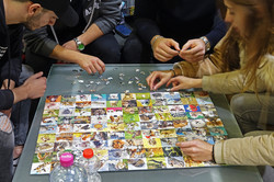 Eine Gruppe spielt gemeinsam ein Puzzle