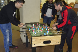 Zwei Personen spielen am Kicker