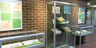 Bilderbuch-Ausstellung mit Vitrinen und Plakaten Vitrinen mit Büchern und Plakate zur Ausstellung im Foyer der UB