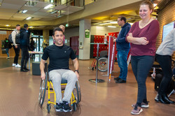 Eine Person testet Rollstuhlfahren