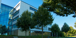 Sebrath Library from the Brennaborstraße in autumn