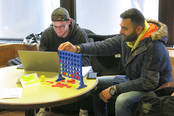 Zwei Personen spielen "Vier gewinnt"