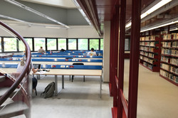 Ausgedünntes Sitzplatzangebot zwecks Abstandseinhaltung in der Zentralbibliothek während der Pandemie
