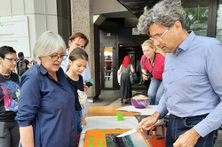 Bibliotheksleiter schneidet UB-Abschiedskuchen an