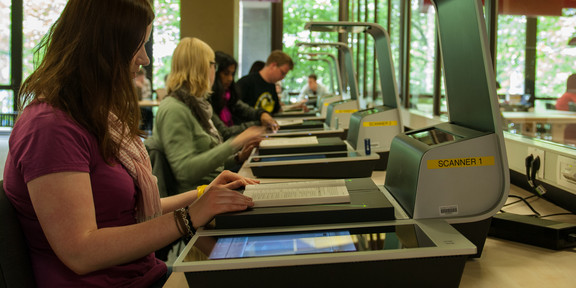 Aufsichtscanner in der UB Bücher werden eingescannt