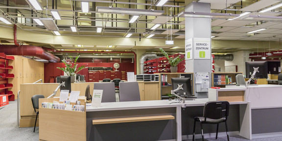 Beratungstheke im Servicezentrum der Bibliothek, ohne Menschen