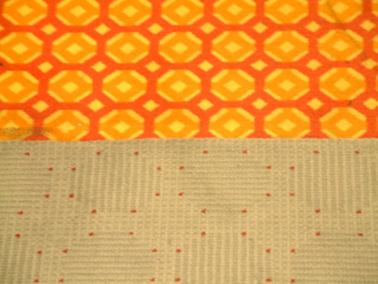 Teppich in der alten Zentralbibliothek Orange-gemusterter Teppich, grau-gemusterter Teppich