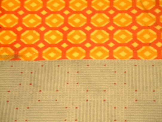 Teppich in der alten Zentralbibliothek Orange-gemusterter Teppich, grau-gemusterter Teppich