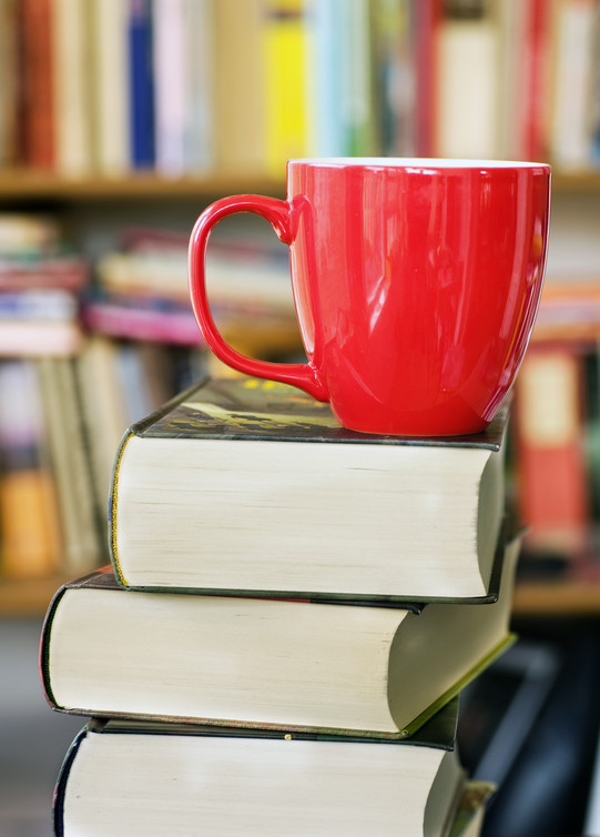 Bücherstapel mit Kaffeebecher Bücherstapel mit rotem Kaffeebecher darauf