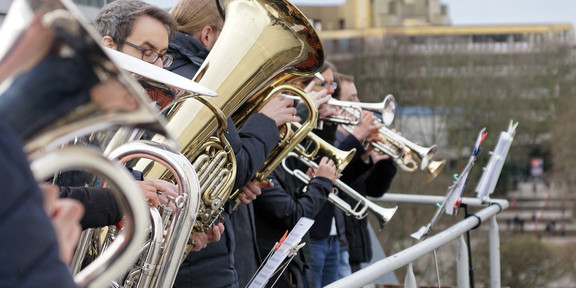 Blechbläser spielen Weihnachtslieder vom Dach der UB 