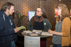 Am Informationstisch "Studieren mit Kindern" findet eine Beratung statt.