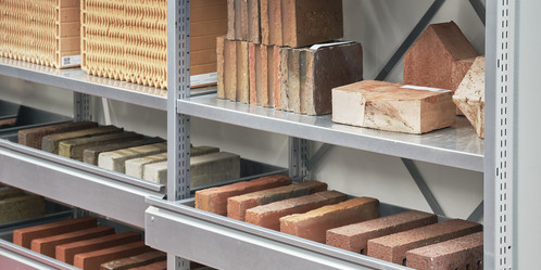 Materialarchiv Baumaterialien Verschiedene Steine in einem Metallregal einsortiert