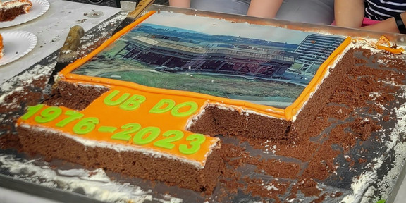 Vom Blechkuchen der UB mit Foto fehlt schon der ganze Rand