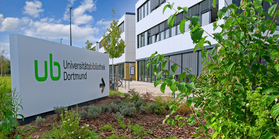 Large white sign with arrow points to the building Sebrathweg 7