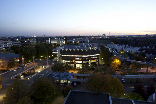 Gebäude der Universitätsbibliothek in der Dämmerung, hell beleuchtet (7)