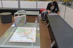 Eine Person puzzelt.