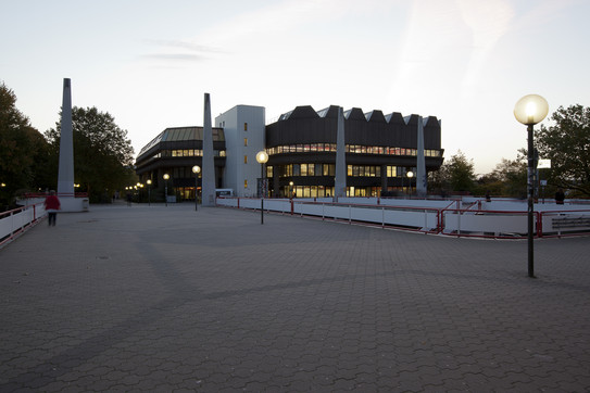 Gebäude der Universitätsbibliothek in der Dämmerung, hell beleuchtet (9)