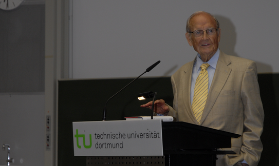 George McGovern gives a speech at TU Dortmund University