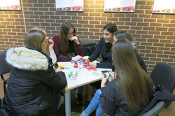 Sechs Personen spielen ein Kinderspiel zusammen