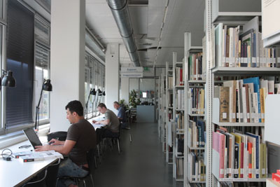 Bereichsbibliothek Architektur und Bauingenieurwesen (Innenansicht: Regale mit Büchern, Lernplätze)