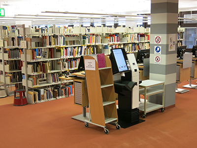 Emil-Figge-Bibliothek (Innenansicht: Regale mit Büchern, Ausleihstation)