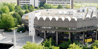 Bibliothek von oben, grüne Bäume