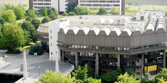 Bibliothek von oben Bibliothek von oben, grüne Bäume