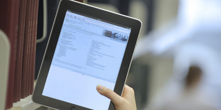 Foto eines Tablets, auf dem die Startseite der Universitätsbibliothek der TU geöffnet ist.