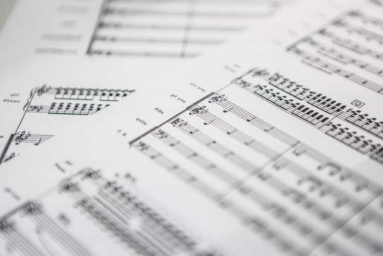 Zwei Blätter Notenpapier