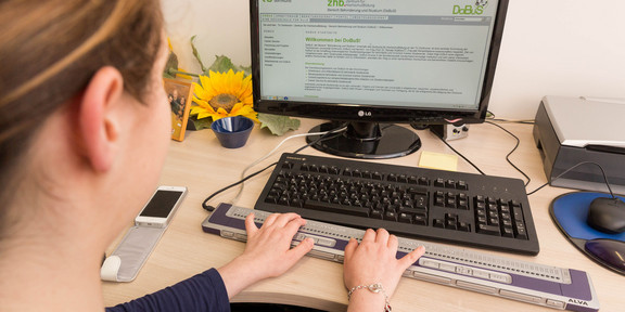 Blinde Studentin beim Lernen am PC Eine blinde Studentin sitzt an einem PC und lernt mit der ALVA Tastatur.